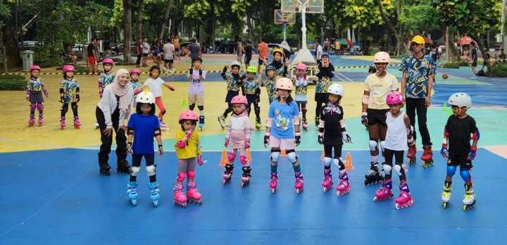 Sekelompok anak yang di dampingi oleh 2 orang dewasa saat berlatih sepatu roda
