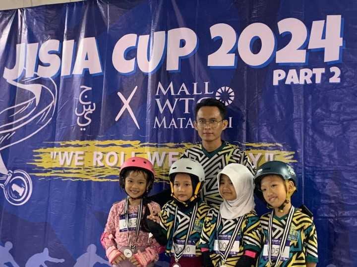 foto empat orang anak menggunakan helm protector sepatu roda di dampingi pelatih