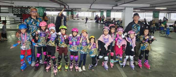 Foto sekumpulan anak memamerkan medali kompetisi dengan menggunakan sepatu roda