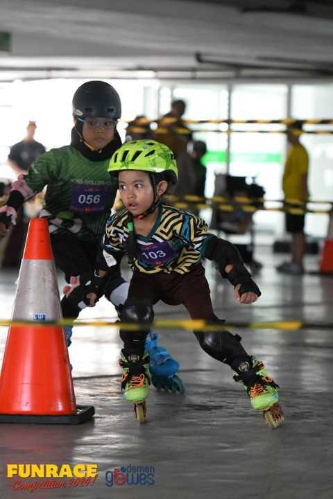 dua orang anak bermain sepatu roda