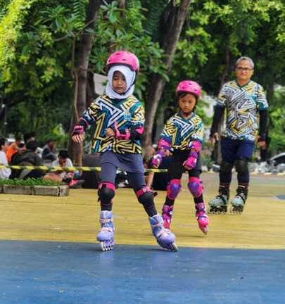 dua orang anak berlatih inline skate di taman menteng dan di dampingi pelatih