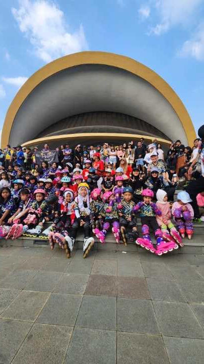 Foto Feet Motion Skate dengan pemain sepatu roda lainnya