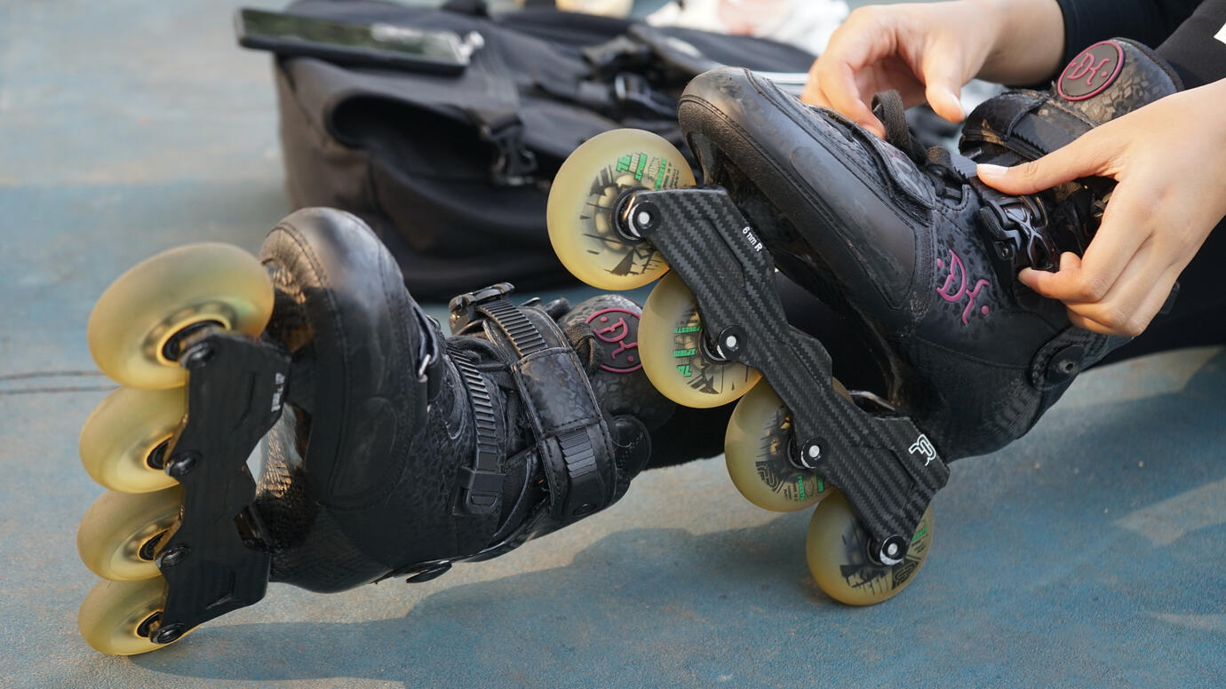 orang memasang sepatu roda inline skate