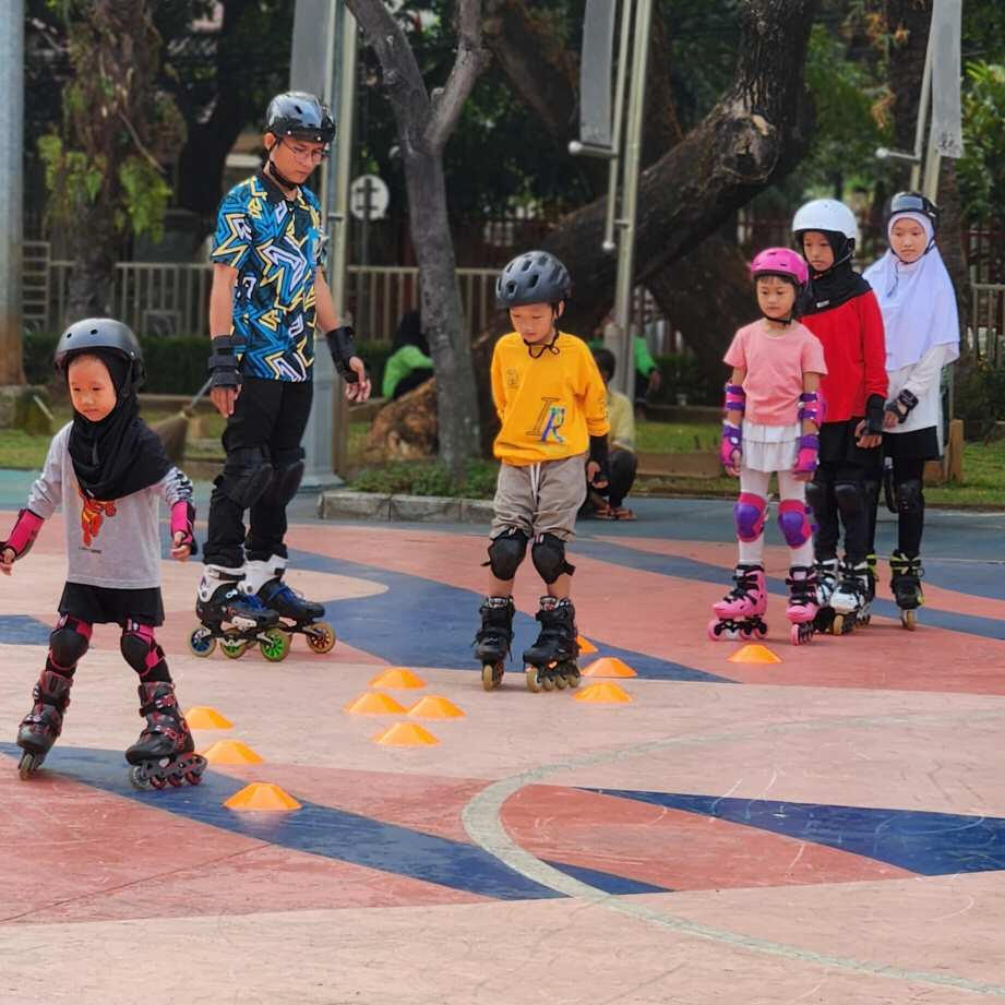 kegiatan anak anak bermain inline skate di taman menteng