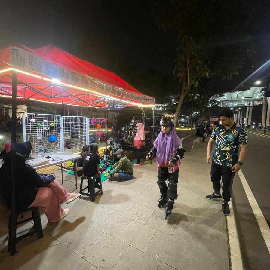 toko sepatu roda feet motion skate di rawamangun dan ada pembeli inline skate perempuan yang mencoba bermain dan di dampingi staff toko